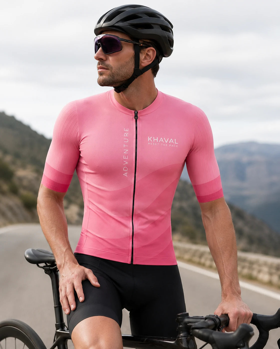 Homme portant le maillot KHAVAL Adventure avec un cuissard noir